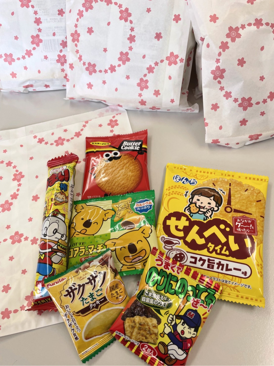 お菓子セットご注文承っております。